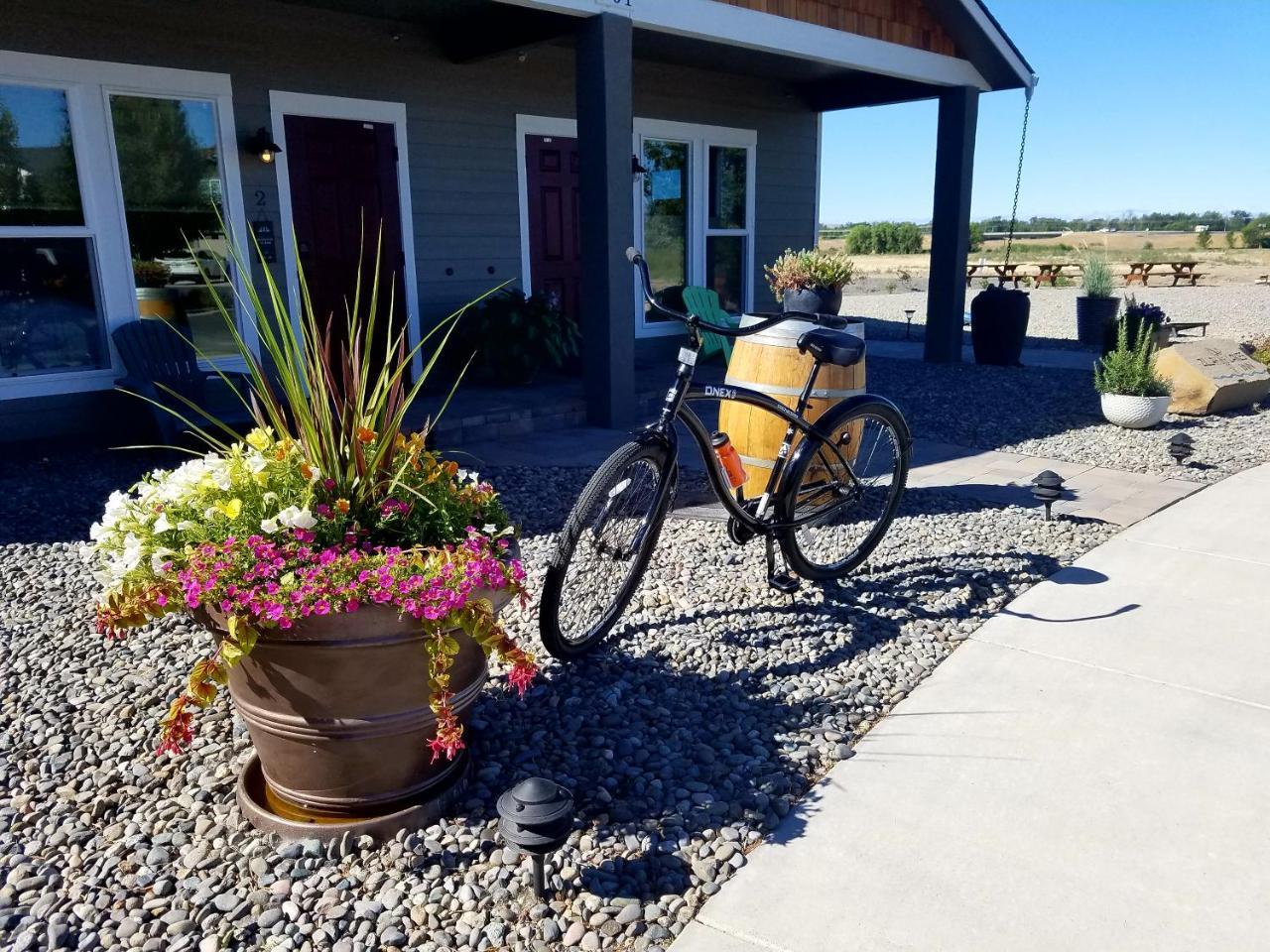 Zillah Lakes Inn Exteriör bild
